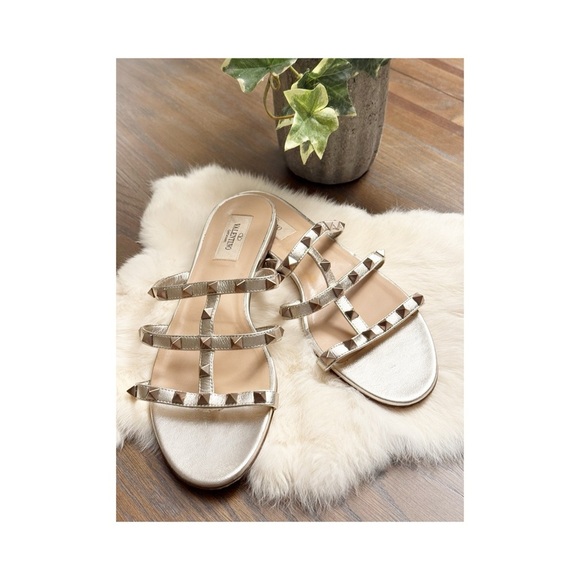 Valentino Garavani
Tonal Rockstud Flat Leather Slide Sandals 7-7.5 38 European - Picture 4 of 14
